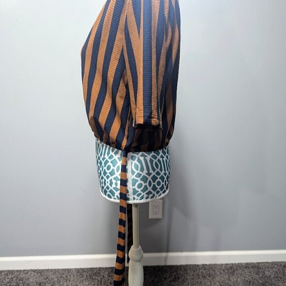 Brown and Blue Short Sleeve V Neck Top with Back Tie Size Medium - Picture 4 of 6